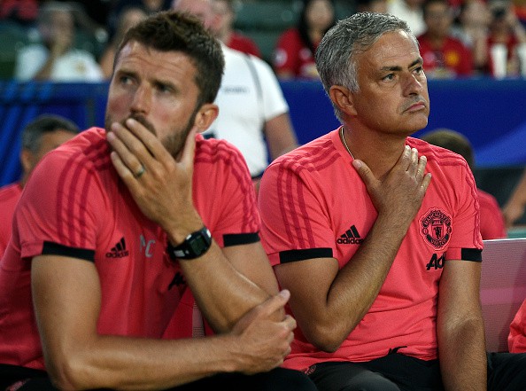 Một Mourinho bấn loạn trong mùa hè bão tố của Manchester United - Ảnh 1.