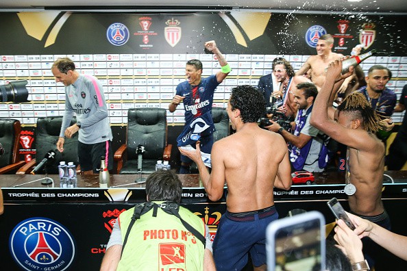 Hủy diệt Monaco trong trận Siêu cúp Pháp, Neymar cùng đồng đội đột kích phòng họp báo và tưới bia lên đầu HLV Tuchel - Ảnh 10.