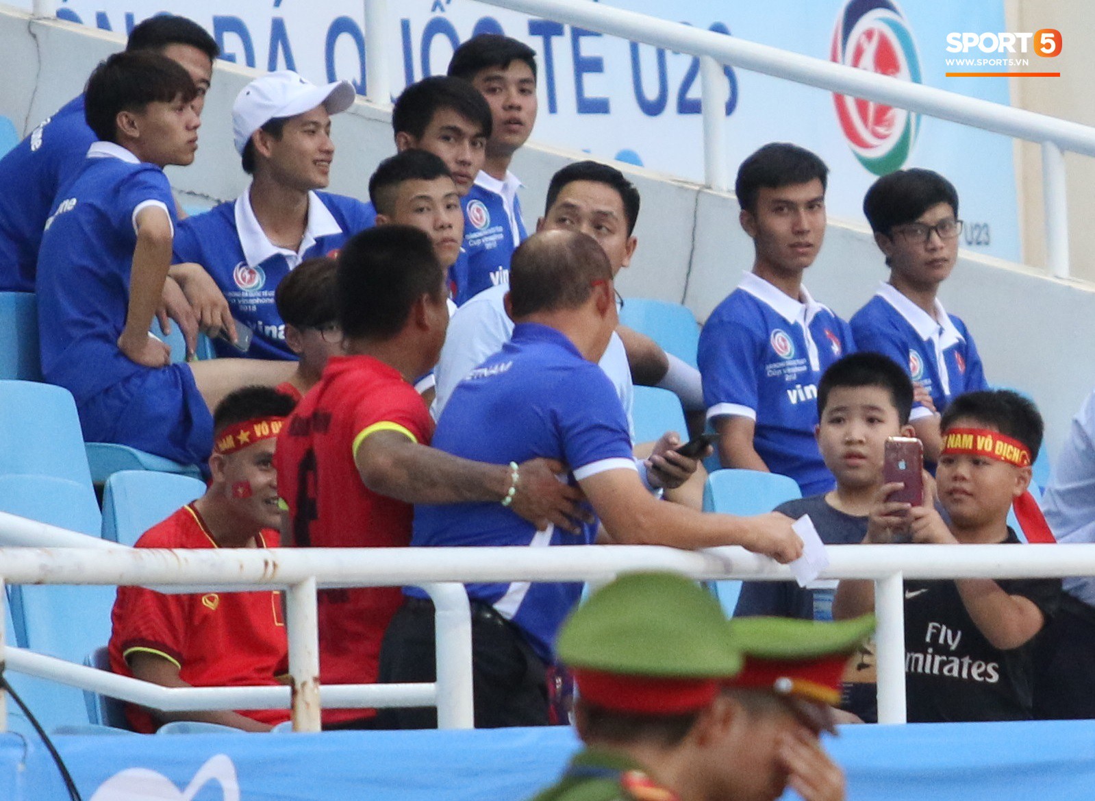 Những điều thú vị bạn có thể đã bỏ qua trên khán đài trong chiến thắng của U23 Việt Nam - Ảnh 2.