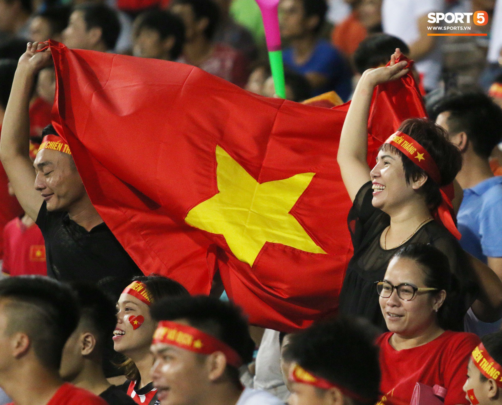 Những điều thú vị bạn có thể đã bỏ qua trên khán đài trong chiến thắng của U23 Việt Nam - Ảnh 12.