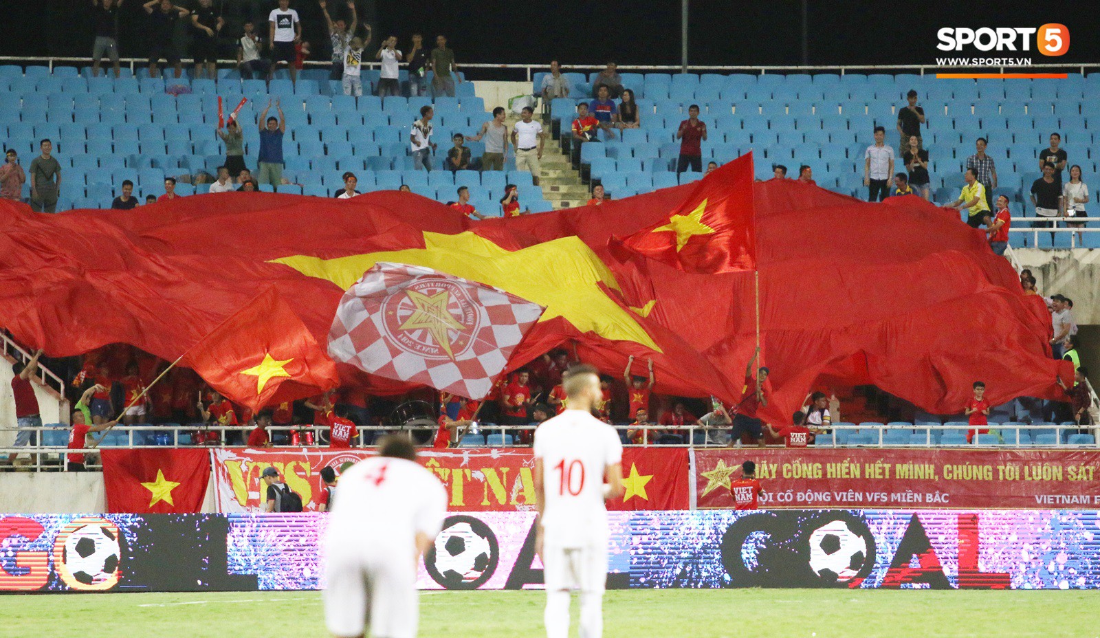 Những điều thú vị bạn có thể đã bỏ qua trên khán đài trong chiến thắng của U23 Việt Nam - Ảnh 11.