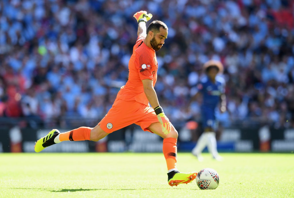 Bravo bị Karius nhập, Man City suýt nhận hai bàn thua oan - Ảnh 3.