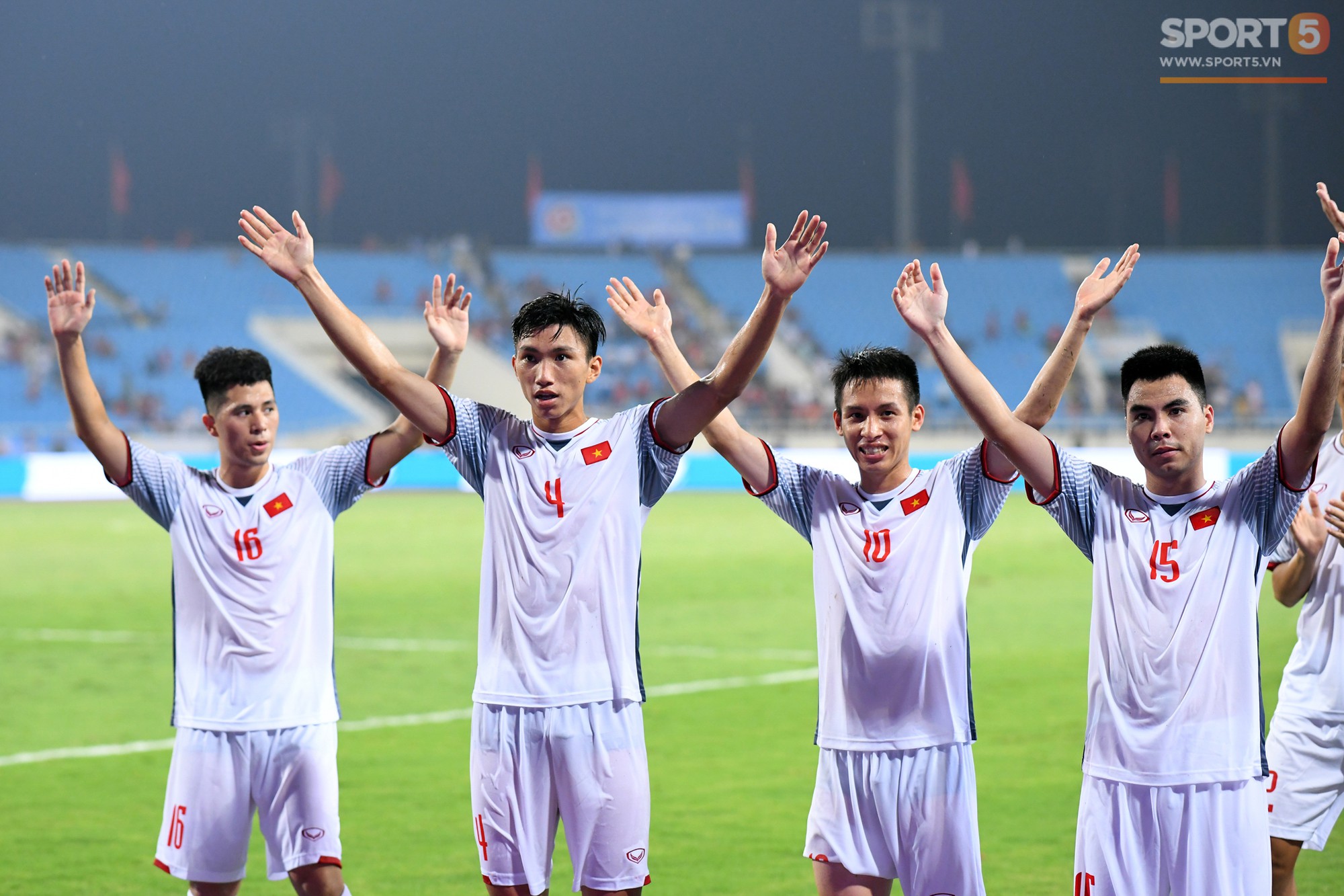 Cầu thủ U23 Việt Nam cảm ơn khán giả sau khi vô địch sớm Cup Tứ Hùng - Ảnh 1.