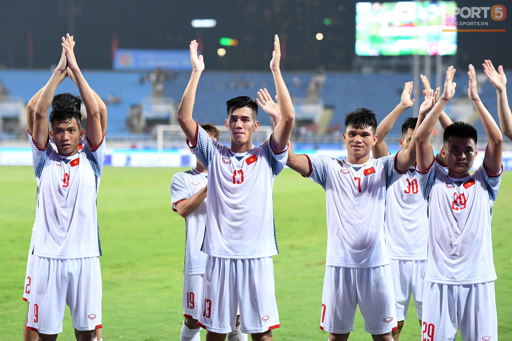 Cầu thủ U23 Việt Nam cảm ơn khán giả sau khi vô địch sớm Cup Tứ Hùng - Ảnh 2.