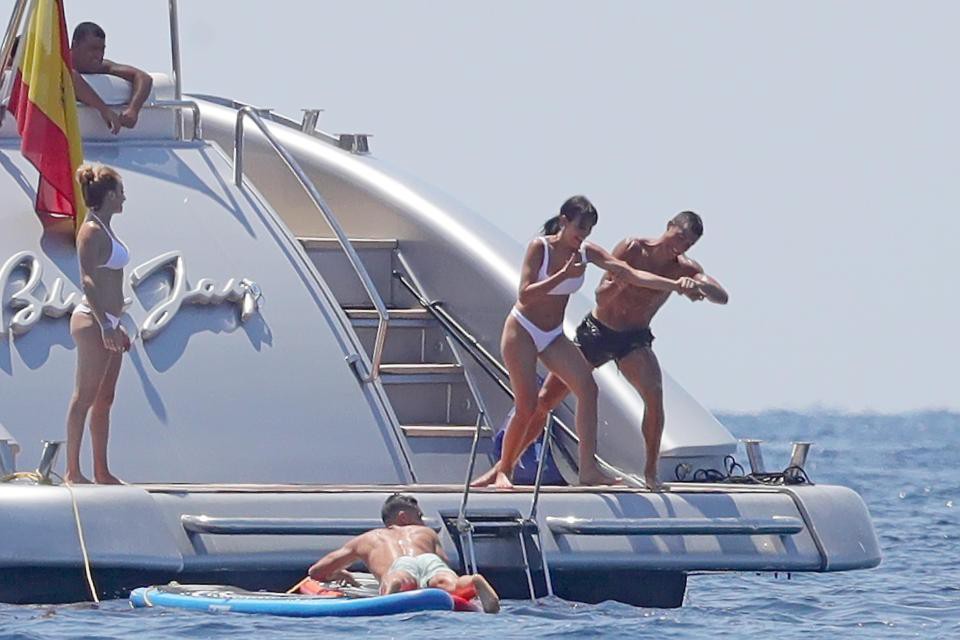 Ronaldo nghịch ngợm lôi bạn gái ném xuống biển - Ảnh 4.