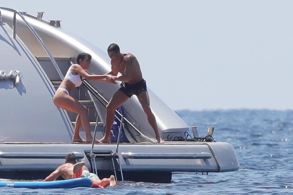 Ronaldo nghịch ngợm lôi bạn gái ném xuống biển - Ảnh 3.