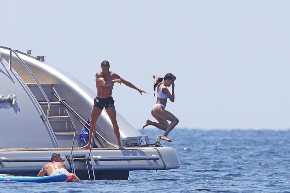 Ronaldo nghịch ngợm lôi bạn gái ném xuống biển - Ảnh 5.