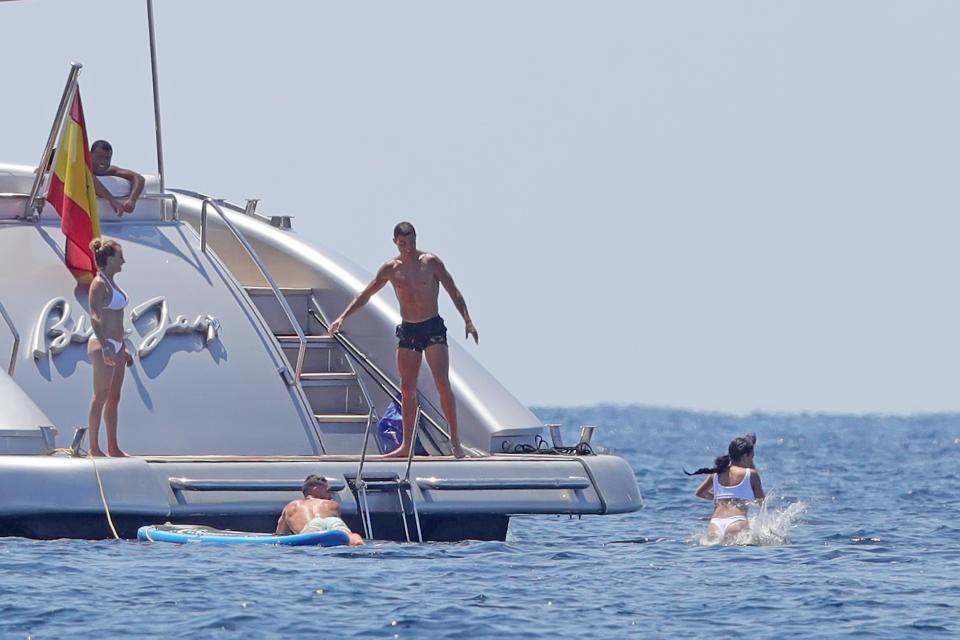 Ronaldo nghịch ngợm lôi bạn gái ném xuống biển - Ảnh 6.