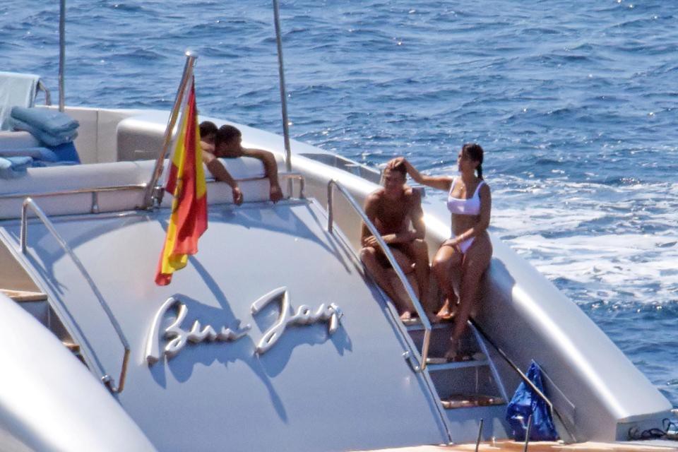 Ronaldo nghịch ngợm lôi bạn gái ném xuống biển - Ảnh 8.