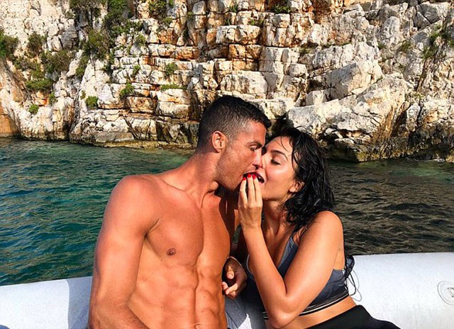 Ronaldo nghịch ngợm lôi bạn gái ném xuống biển - Ảnh 1.