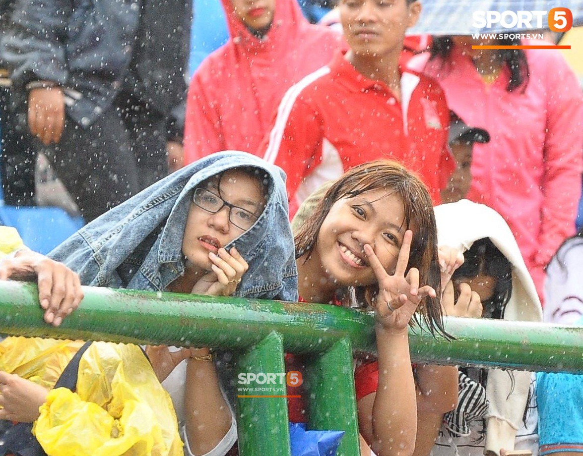 Người hâm mộ đội mưa xem Olympic Việt Nam tập luyện - Ảnh 4.