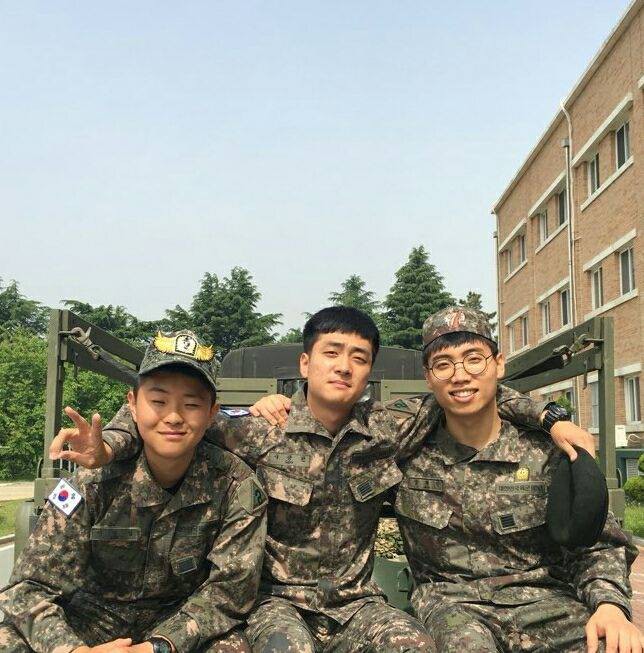 Trợ lý thầy Park nam tính trong trang phục quân đội Hàn Quốc - Ảnh 1.