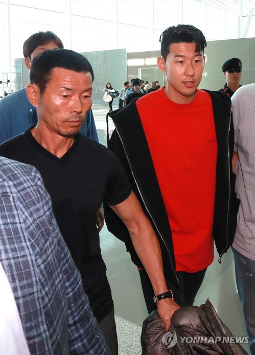 Không cờ quạt băng-rôn, không fan nữ hò hét, Son Heung-min cùng người cha lặng lẽ rời Hàn Quốc - Ảnh 2.