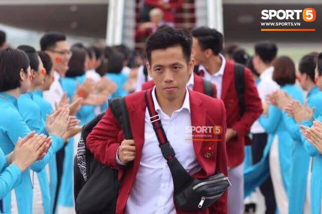 Các cầu thủ Olympic Việt Nam vỡ òa cảm xúc khi gặp lại người thân trong ngày trở về - Ảnh 2.