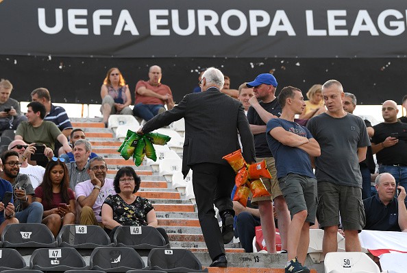 Chủ tịch Chelsea tự tay phát snack cho CĐV mạo hiểm sang Hy Lạp xem đội nhà thi đấu - Ảnh 1.