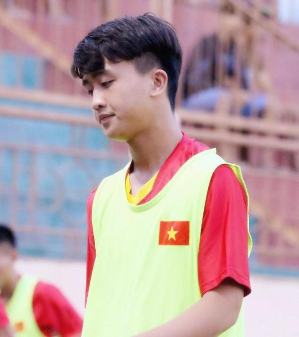 Sau lứa U23 điển trai, làng bóng Việt lại có thêm một hot boy khiến các chị em tan chảy - Ảnh 3.