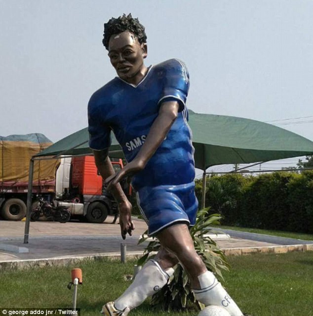Những bức tượng xấu tệ của sao bóng đá thế giới - Ảnh 7.
