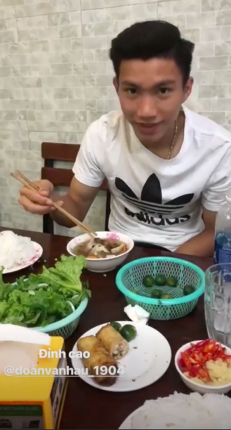Quang Hải, Tiến Dũng tụ tập ăn nhậu, Chinh bún chả đi ăn món khoái khẩu cùng Văn Hậu và Đức Huy - Ảnh 8.
