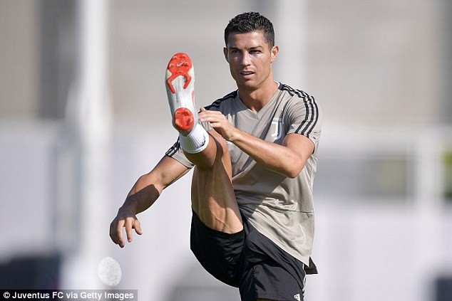 Ronaldo tập luyện với một bên mắt tím bầm - Ảnh 1.