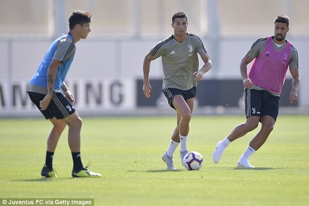 Ronaldo tập luyện với một bên mắt tím bầm - Ảnh 3.