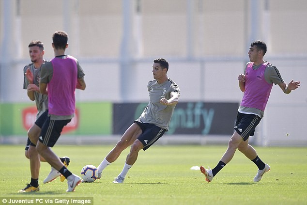 Ronaldo tập luyện với một bên mắt tím bầm - Ảnh 4.