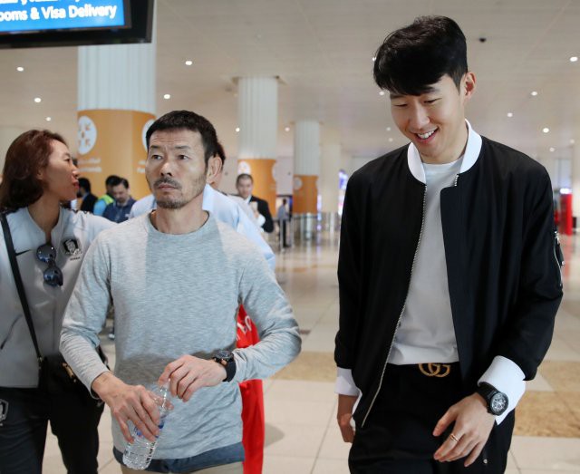 Truyền thông, người hâm mộ háo hức đón cầu thủ hay nhất châu Á đặt chân tới UAE để hội quân với ĐT Hàn Quốc - Ảnh 1.