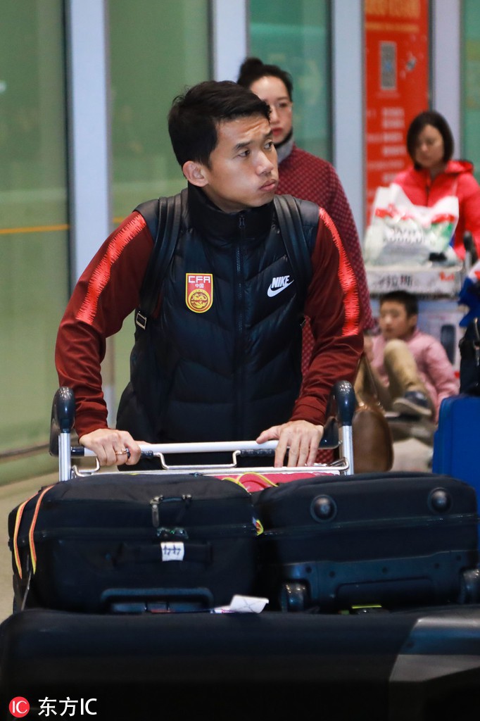 Sau Asian Cup, cầu thủ Trung Quốc về nước trong sự cô đơn, đưa ánh mắt buồn dáo dác kiếm tìm người hâm mộ - Ảnh 5.