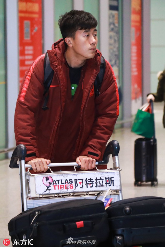 Sau Asian Cup, cầu thủ Trung Quốc về nước trong sự cô đơn, đưa ánh mắt buồn dáo dác kiếm tìm người hâm mộ - Ảnh 6.