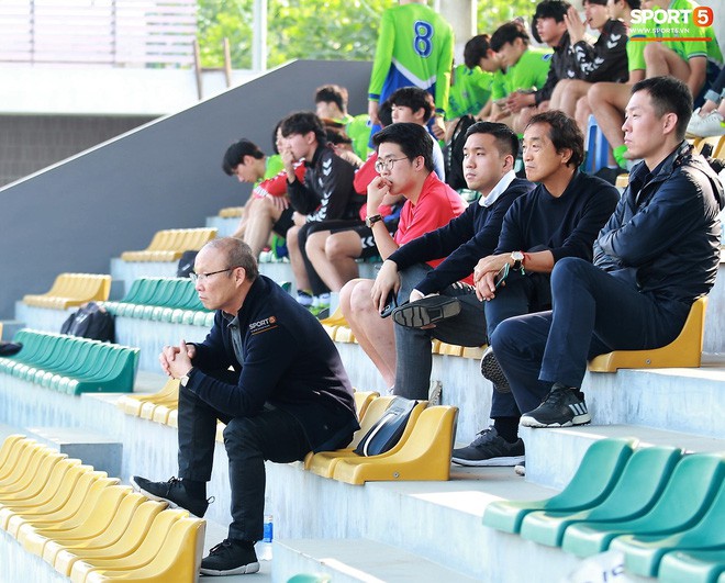Trước khi về nghỉ Tết, HLV Park Hang-seo vẫn dành thời gian tới theo dõi đội bóng đồng hương thi đấu - Ảnh 1.