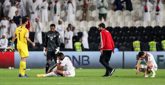 Cầu thủ UAE suy sụp, bật khóc nức nở sau trận thua mất mặt trước Qatar - Ảnh 5.