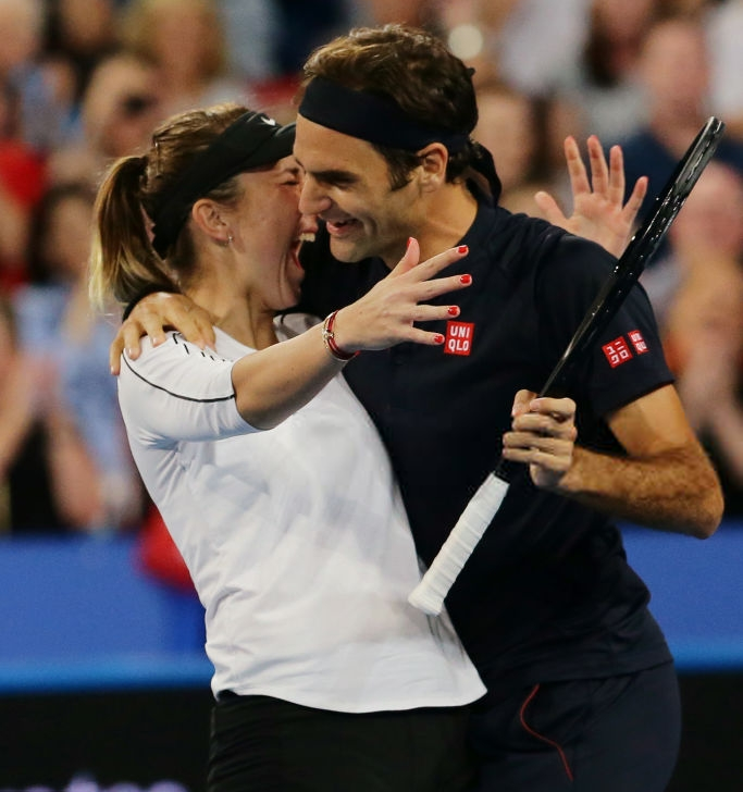 Federer vui sướng ôm chầm nữ tay vợt đánh cặp khi giành danh hiệu đầu tiên trong năm 2019 - Ảnh 6.