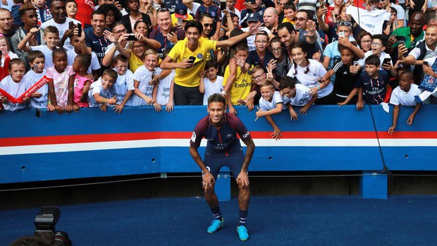 Neymar quay sang vỗ về, ví CĐV PSG nhõng nhẽo như bạn gái, chỉ cần một cái ôm là có thể yêu lại từ đầu - Ảnh 2.
