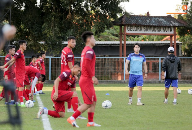 Tuyển Việt Nam gặp sự cố hy hữu: Cầu thủ phải xuống xe giữa đường, cuốc bộ vào sân ở buổi tập đầu tiên tại Bali - Ảnh 1.