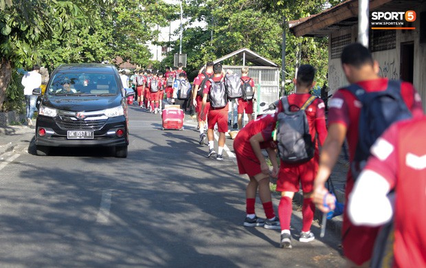 Tuyển Việt Nam gặp sự cố hy hữu: Cầu thủ phải xuống xe giữa đường, cuốc bộ vào sân ở buổi tập đầu tiên tại Bali - Ảnh 7.