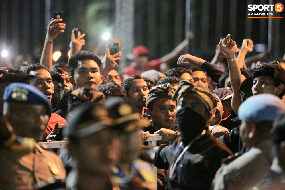 Đám đông fan Indonesia gào thét, giơ ngón tay thối yêu cầu sa thải HLV Simon sau trận thua ĐT Việt Nam - Ảnh 3.