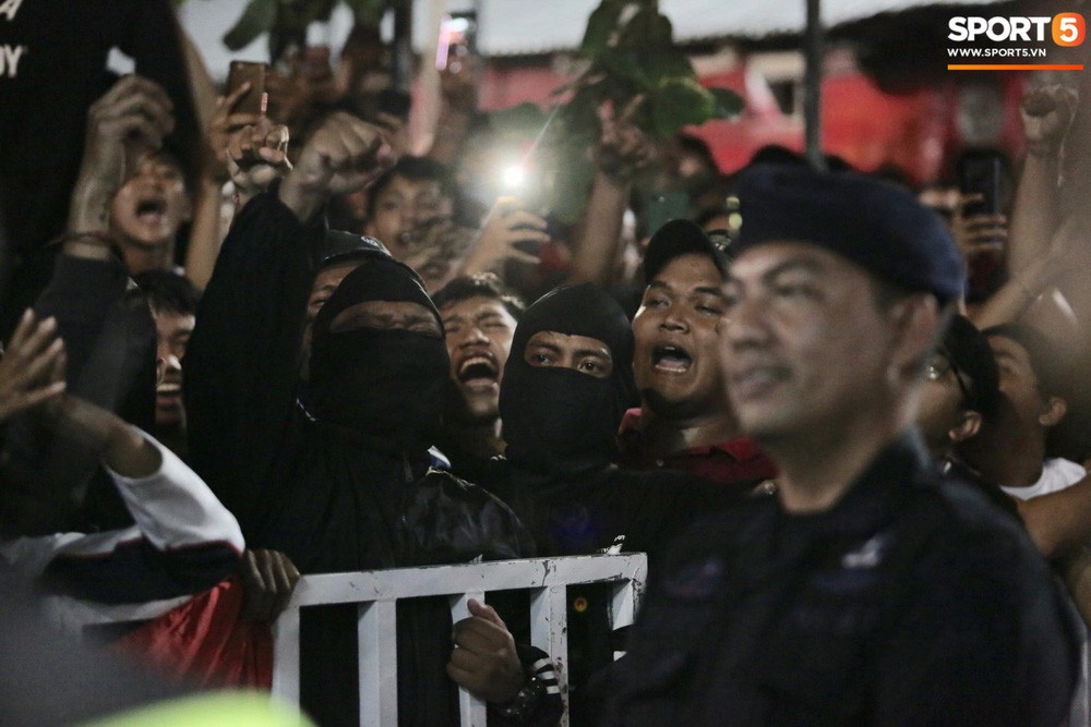Đám đông fan Indonesia gào thét, giơ ngón tay thối yêu cầu sa thải HLV Simon sau trận thua ĐT Việt Nam - Ảnh 5.