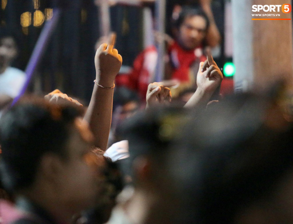 Đám đông fan Indonesia gào thét, giơ ngón tay thối yêu cầu sa thải HLV Simon sau trận thua ĐT Việt Nam - Ảnh 7.