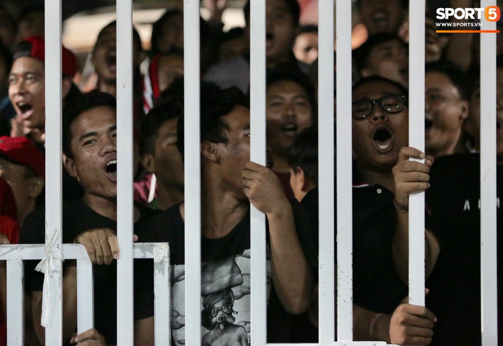 Đám đông fan Indonesia gào thét, giơ ngón tay thối yêu cầu sa thải HLV Simon sau trận thua ĐT Việt Nam - Ảnh 8.