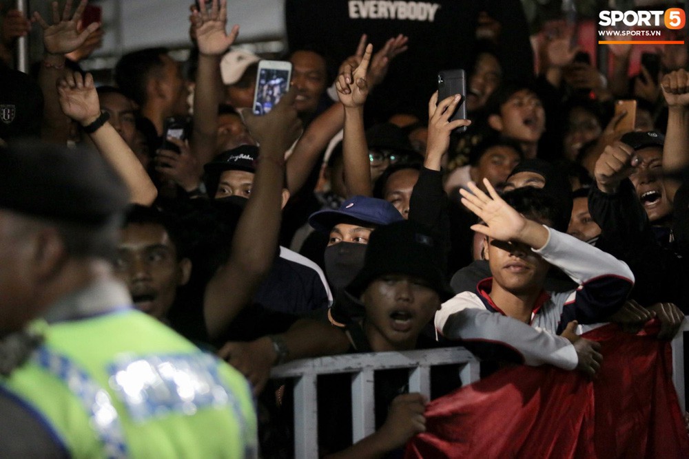 Đám đông fan Indonesia gào thét, giơ ngón tay thối yêu cầu sa thải HLV Simon sau trận thua ĐT Việt Nam - Ảnh 9.