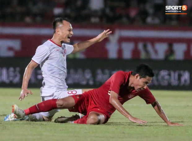 Quang Hải bị kéo cổ nguy hiểm, Đức Huy nắn gân Messi Indonesia trong chiến thắng của tuyển Việt Nam - Ảnh 1.