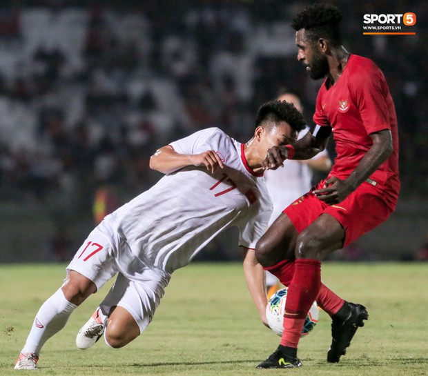 Quang Hải bị kéo cổ nguy hiểm, Đức Huy nắn gân Messi Indonesia trong chiến thắng của tuyển Việt Nam - Ảnh 10.