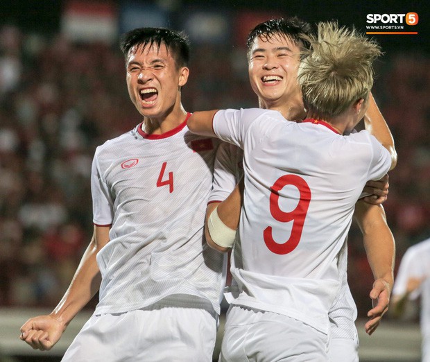 Quang Hải bị kéo cổ nguy hiểm, Đức Huy nắn gân Messi Indonesia trong chiến thắng của tuyển Việt Nam - Ảnh 12.