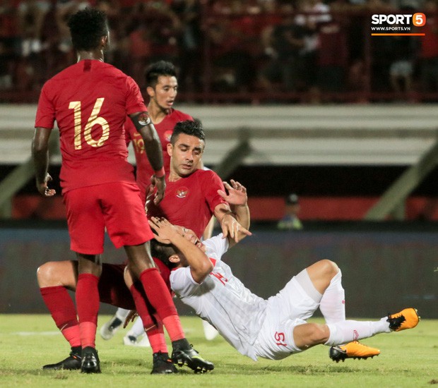 Quang Hải bị kéo cổ nguy hiểm, Đức Huy nắn gân Messi Indonesia trong chiến thắng của tuyển Việt Nam - Ảnh 3.