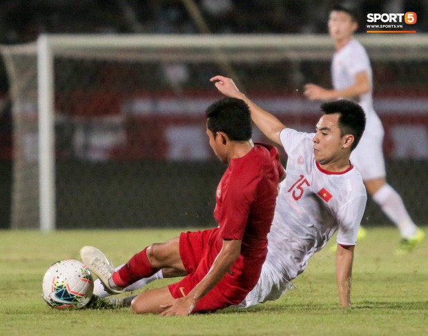 Quang Hải bị kéo cổ nguy hiểm, Đức Huy nắn gân Messi Indonesia trong chiến thắng của tuyển Việt Nam - Ảnh 5.
