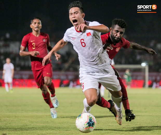 Quang Hải bị kéo cổ nguy hiểm, Đức Huy nắn gân Messi Indonesia trong chiến thắng của tuyển Việt Nam - Ảnh 7.