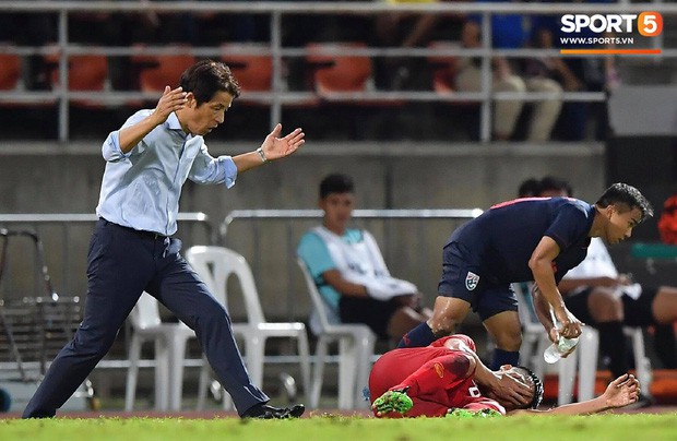 HLV tuyển Thái Lan chỉ trích thậm tệ Bùi Tiến Dũng: Không nên để kiểu cầu thủ này xuất hiện trong đội - Ảnh 1.