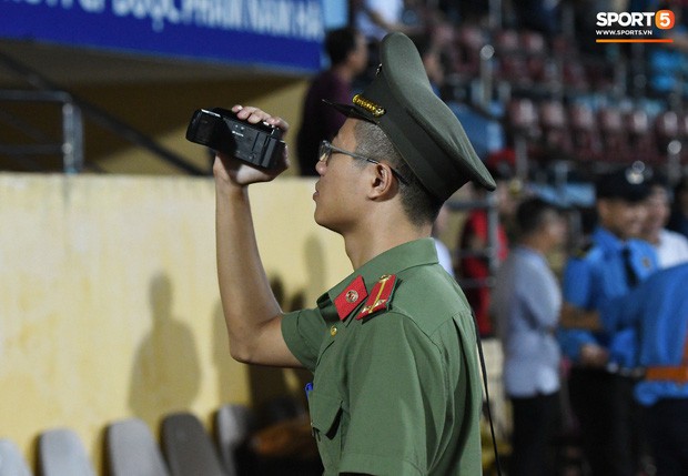 Lực lượng an ninh tại sân Thiên Trường được trang bị đặc biệt để kiểm soát CĐV trong ngày Nam Định trụ hạng - Ảnh 5.
