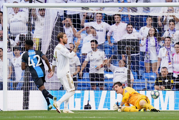 Thủ thành từng chấp nhận mang tiếng làm phản để gia nhập Real Madrid tiếp tục phong độ tệ hại, bị HLV thay ra sau chỉ 45 phút có mặt trên sân - Ảnh 1.