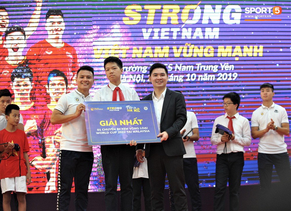 Làm quân sư có tâm như Quang Hải: Đấm bóp cho thí sinh thi thố để giành vé đi Malaysia cổ vũ tuyển Việt Nam - Ảnh 8.