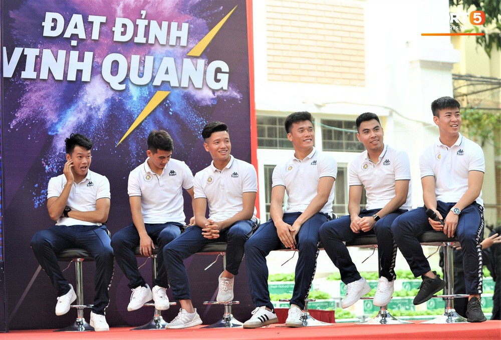 Làm quân sư có tâm như Quang Hải: Đấm bóp cho thí sinh thi thố để giành vé đi Malaysia cổ vũ tuyển Việt Nam - Ảnh 9.